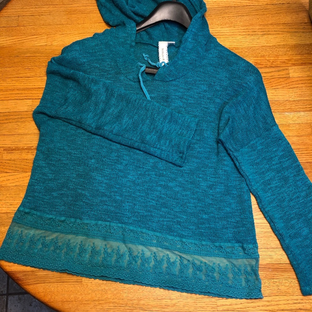 Robin-K: cropped blue sweater with lace details